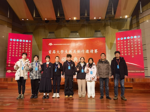 图一 赛事获奖同学与蘑菇视频
评委合影
